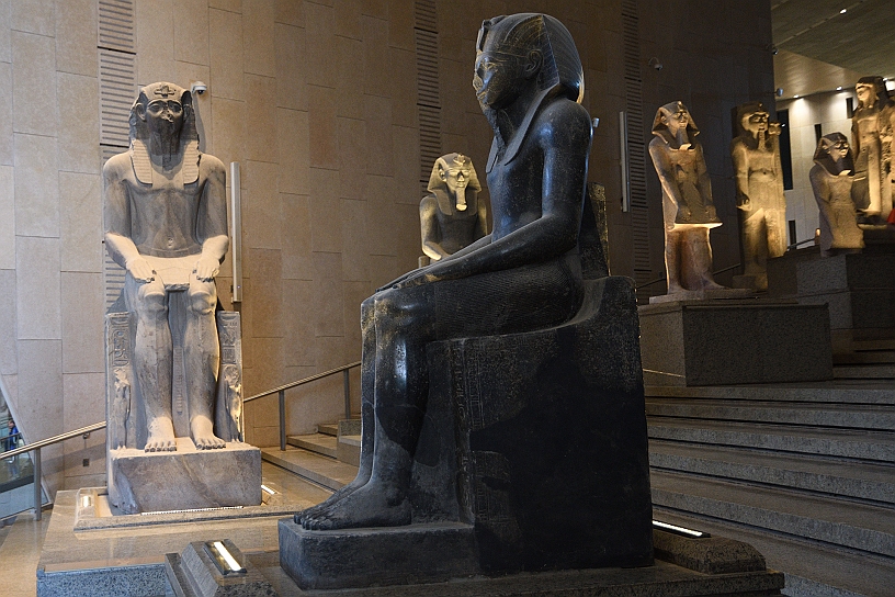 15 MAK_7034.jpg - In primo piano il faraone Chefren (circa 2558 – 2532 a.C.) a sinistra la statua in calcare del faraone Djoser (... – 2660 a.C.).